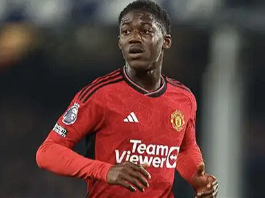 曼联中场梅努归队：困境中的坚守与期待